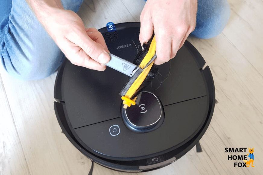 С помощью инструмента для очистки волосы удаляются с главной щетки OZMO T8 AIVI